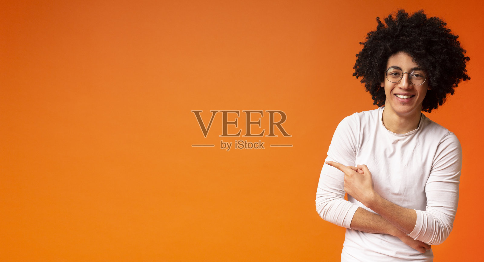 戴眼镜的了不起的黑人指着复印区照片摄影图片