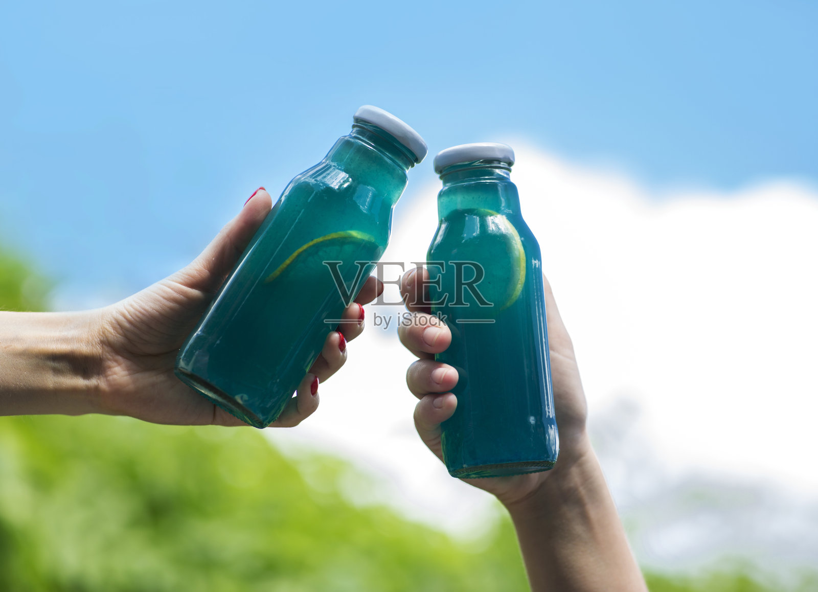 蓝色等渗饮料,女性夏日清凉饮品照片摄影图片