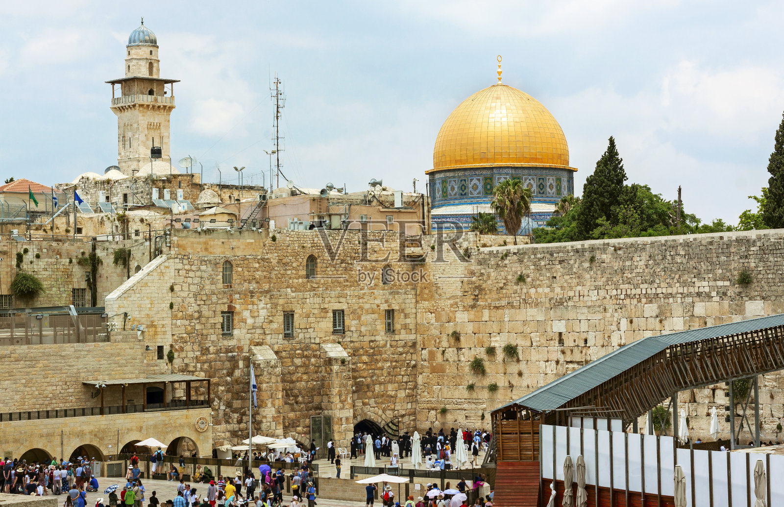 耶路撒冷哭墙,背景是圆顶清真寺。哭墙是犹太人曾经的圣殿山的西墙照片摄影图片