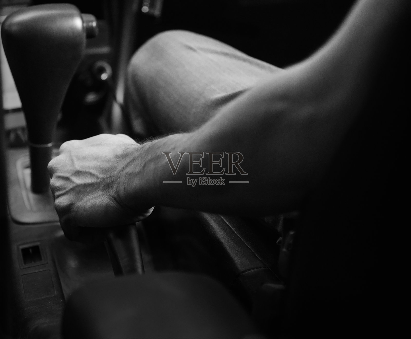 一个手刹的男人坐在车里照片摄影图片