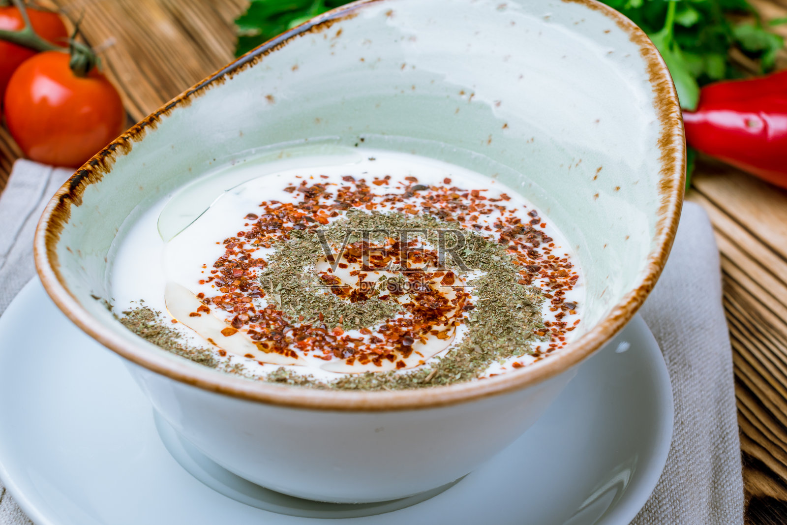 扎扎克在木桌上的碗上照片摄影图片