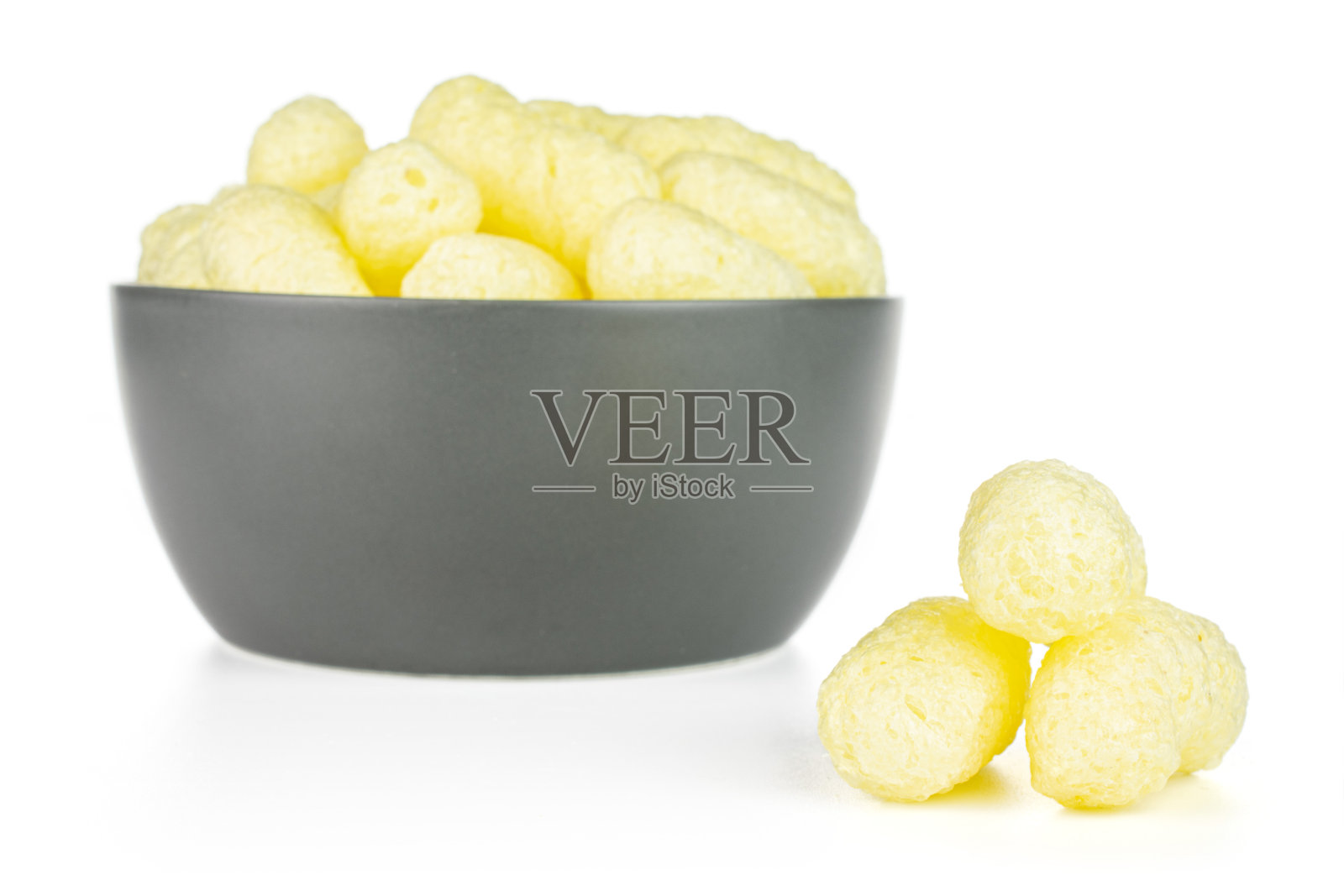 腌玉米泡芙孤立在白色照片摄影图片