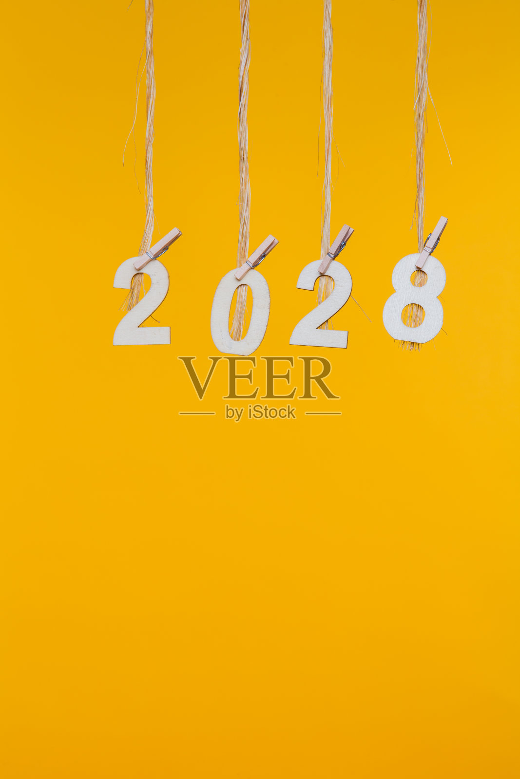 新年2028概念剪贴卡在黄色的背景照片摄影图片