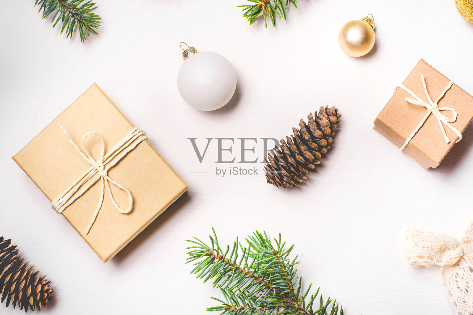 白色背景上的圣诞装饰图案照片摄影图片