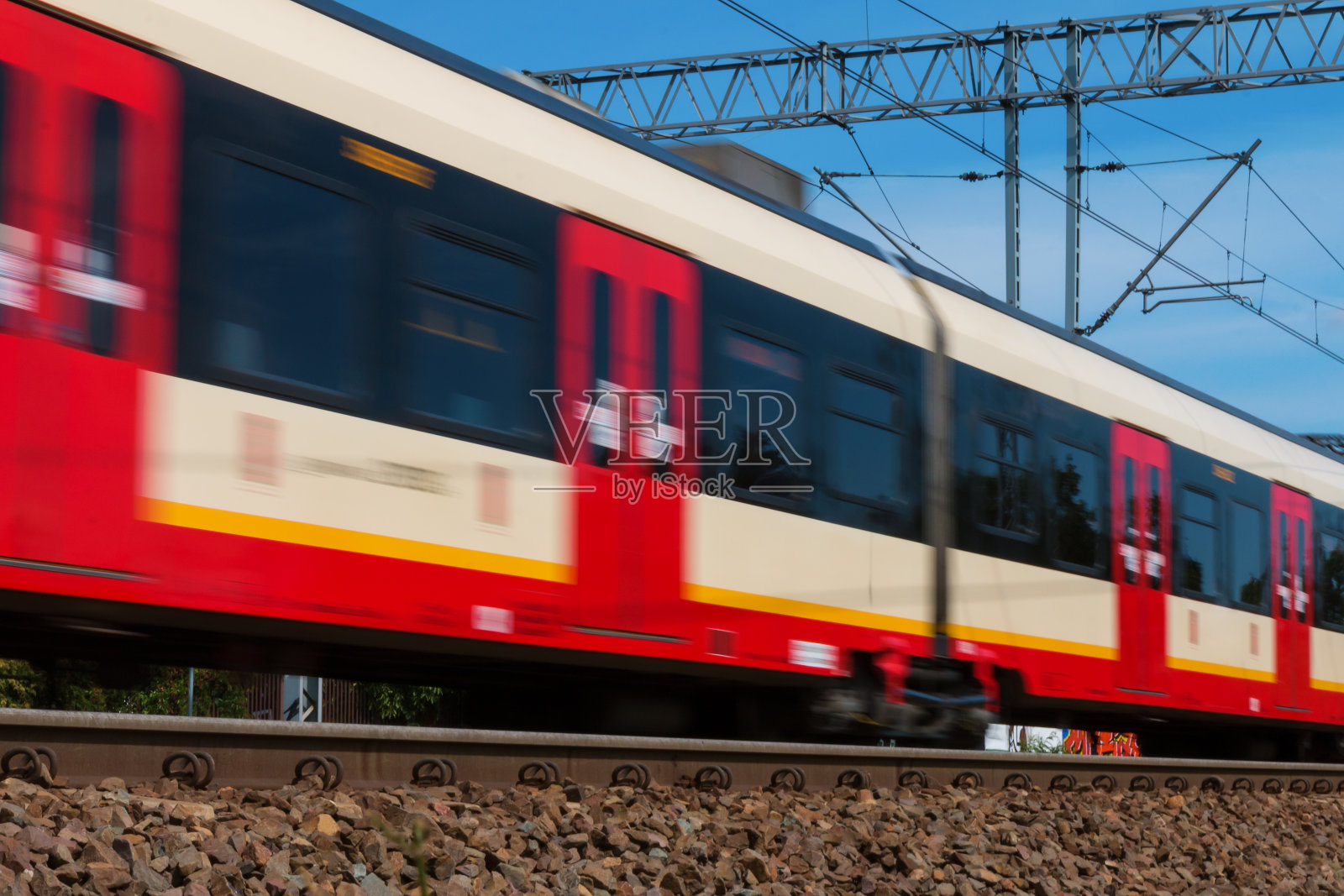 市郊轨道上的高速列车照片摄影图片