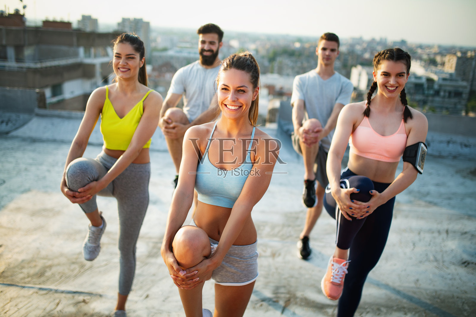 一群快乐的朋友在城市户外锻炼照片摄影图片