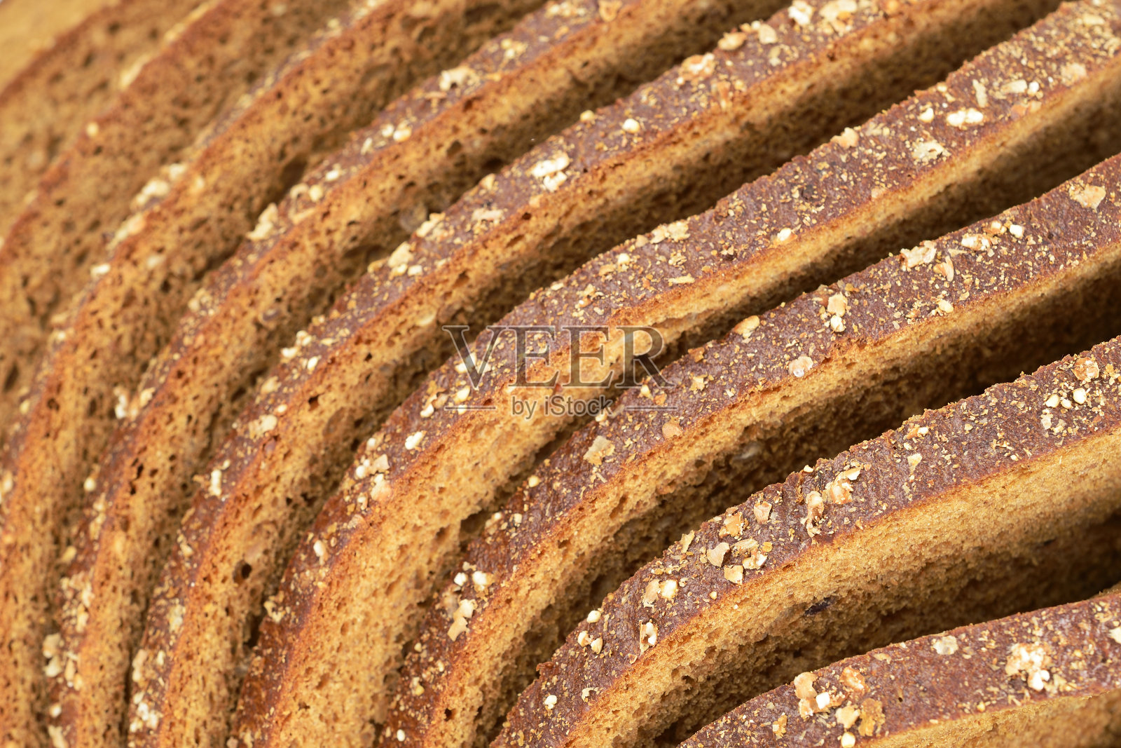 弯曲的面包片,全麦黑麦照片摄影图片