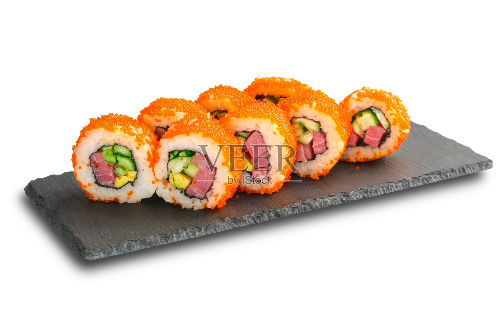 寿司卷,里面有金枪鱼,鳄梨,飞鱼鱼子酱和黄瓜孤立在白色的背景。照片摄影图片