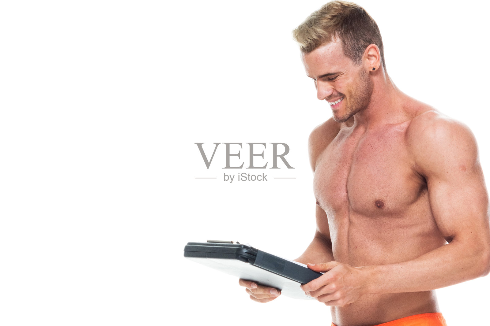 一个人/侧视图/腰部以上的20-29岁的成年英俊的人高加索青年男子/男性站在白色背景谁是赤裸的/性象征/微笑/快乐/欢快的谁是赤脚与复制空间照片摄影图片