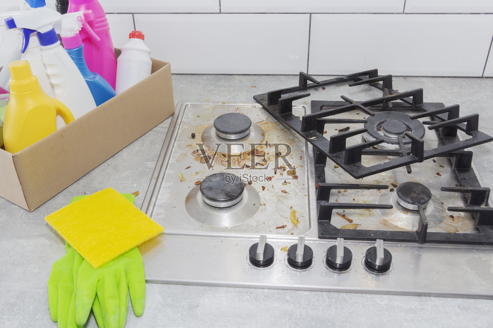 清洁煤气炉用厨房用具,家庭概念,或卫生和清洁。照片摄影图片