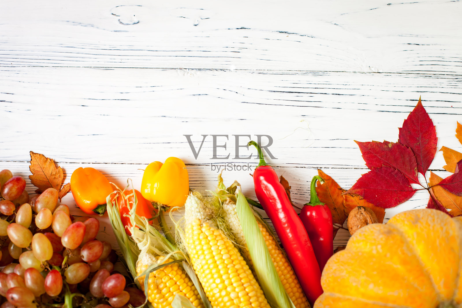 桌子上,装饰着蔬菜和水果。丰收节。感恩节快乐。秋天的背景。有选择性的重点。照片摄影图片