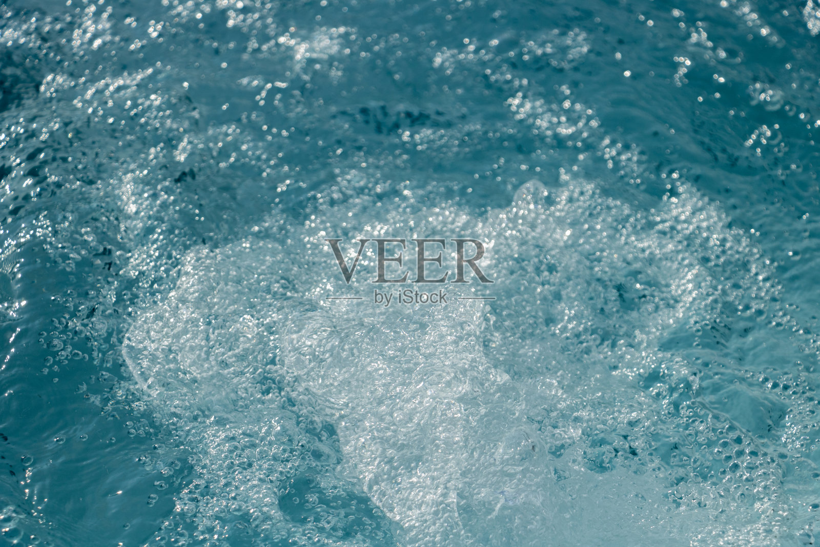 特写的水滴从海上泡沫在海浪的冲浪照片摄影图片