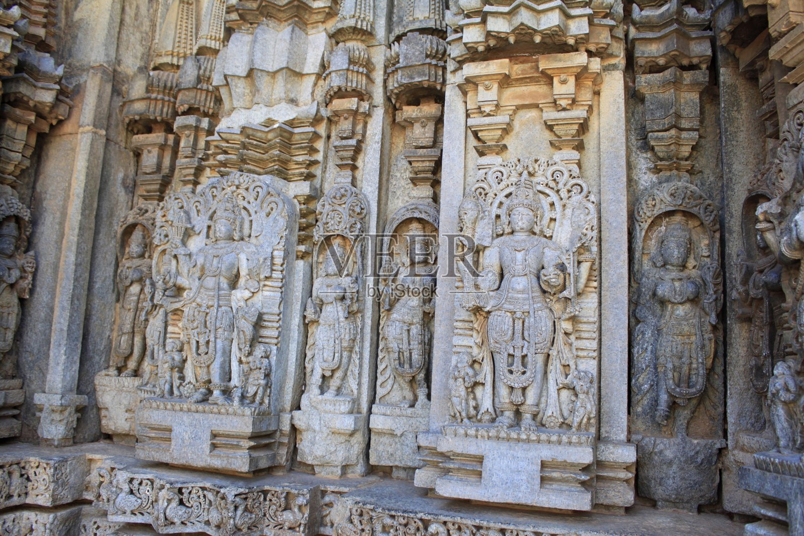 详细的石雕神像在寺庙的墙壁和柱子上,霍萨拉建筑,Somanathpur,卡纳塔克邦,印度照片摄影图片