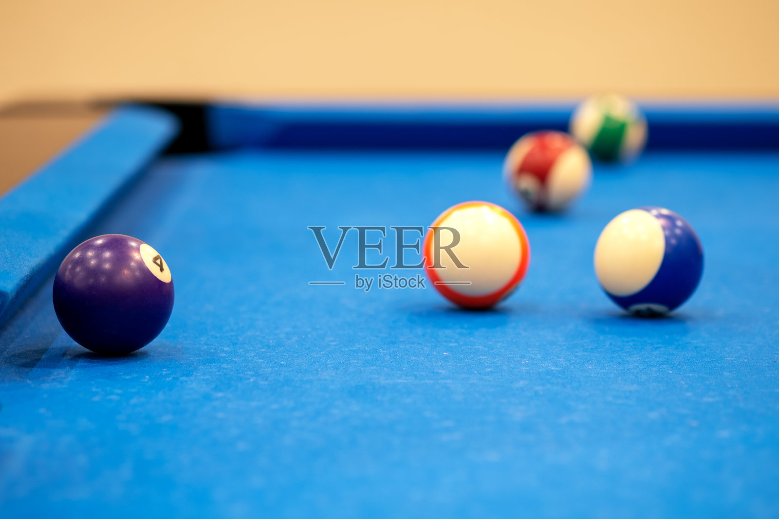 台球上五颜六色的蓝色球台,台球游戏又有趣照片摄影图片