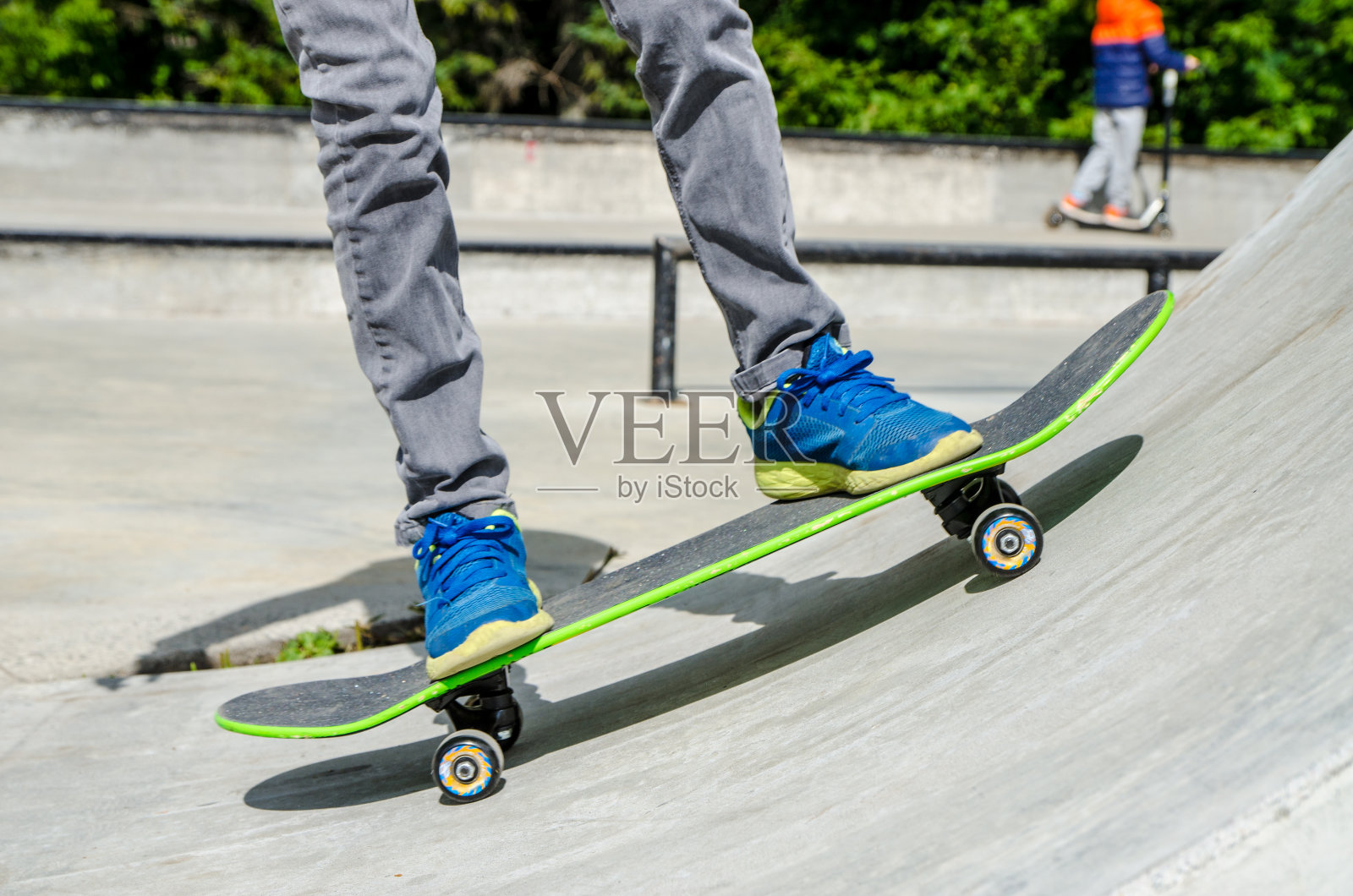 男孩在滑板运动场地照片摄影图片