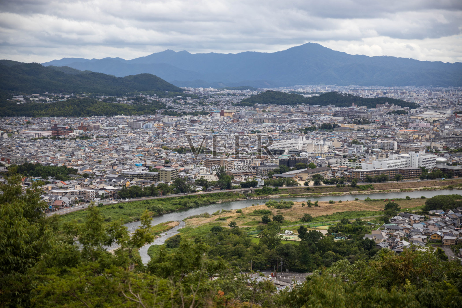 日本山谷中的城市照片摄影图片