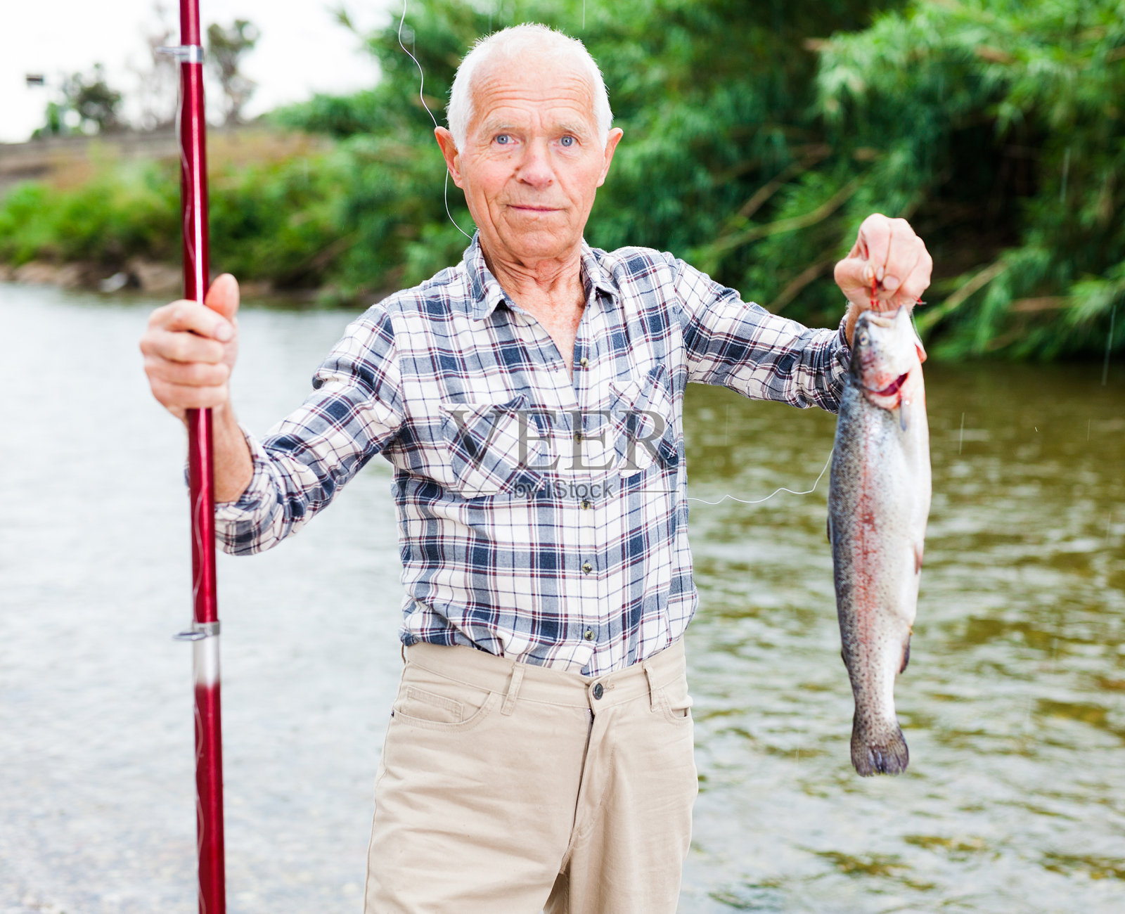 渔夫拿着新鲜的鱼照片摄影图片