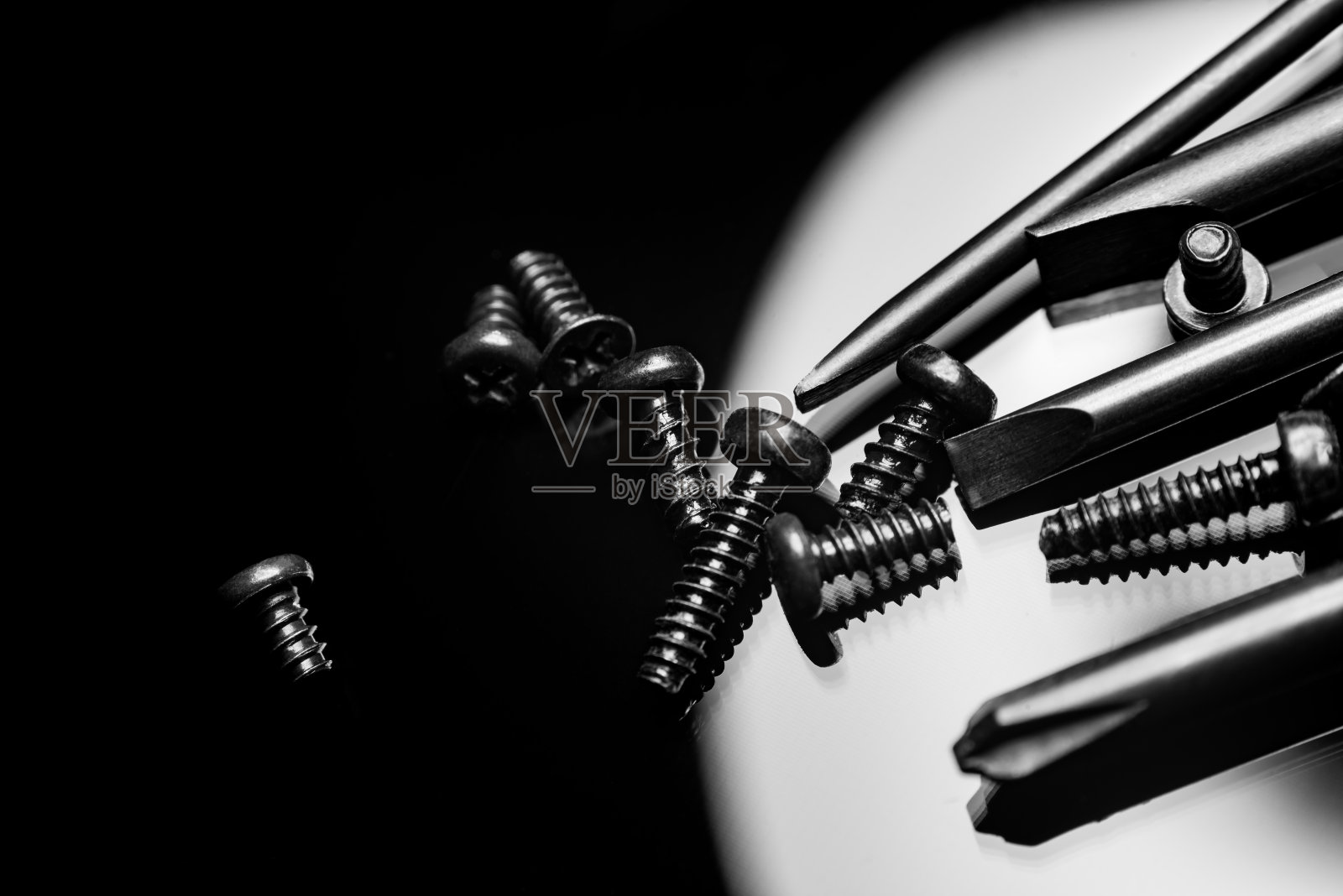 黑色螺丝上的黑色背景照片摄影图片