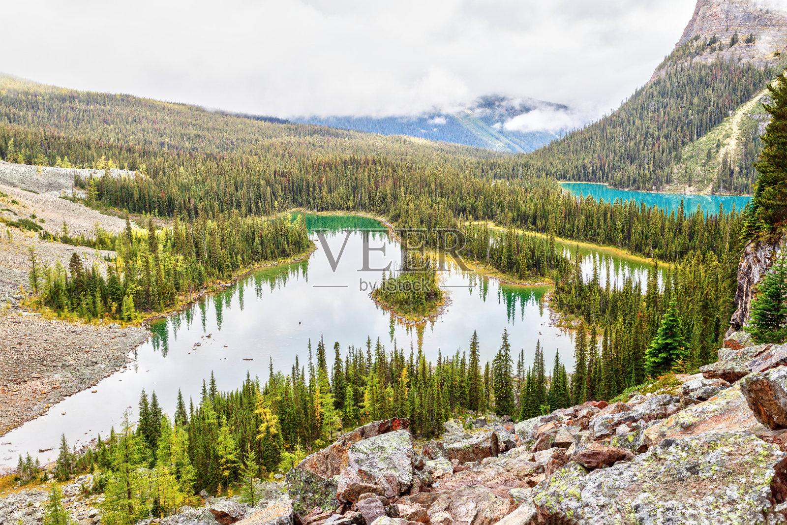 Yoho国家公园欧巴宾步道上的玛丽湖和奥哈拉湖照片摄影图片