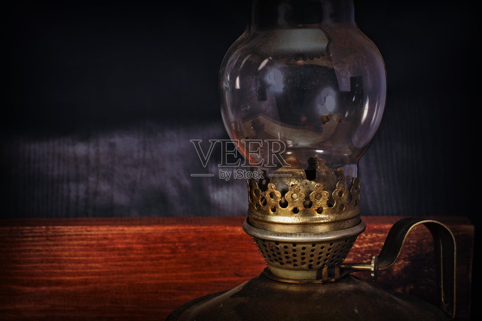 木制背景上的旧煤油灯照片摄影图片