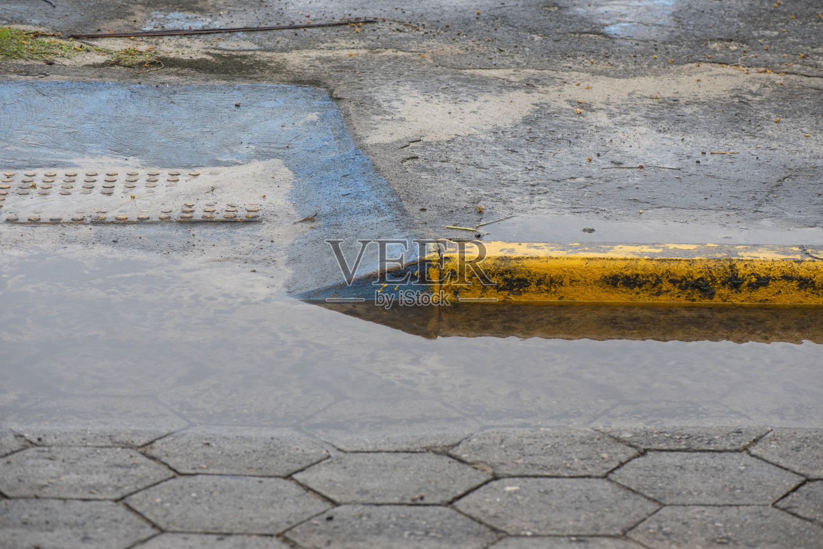 人行道前的水坑照片摄影图片
