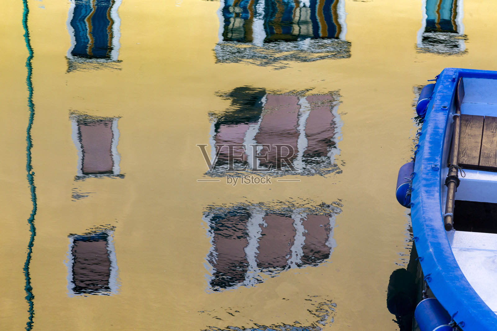 反射在水面上照片摄影图片