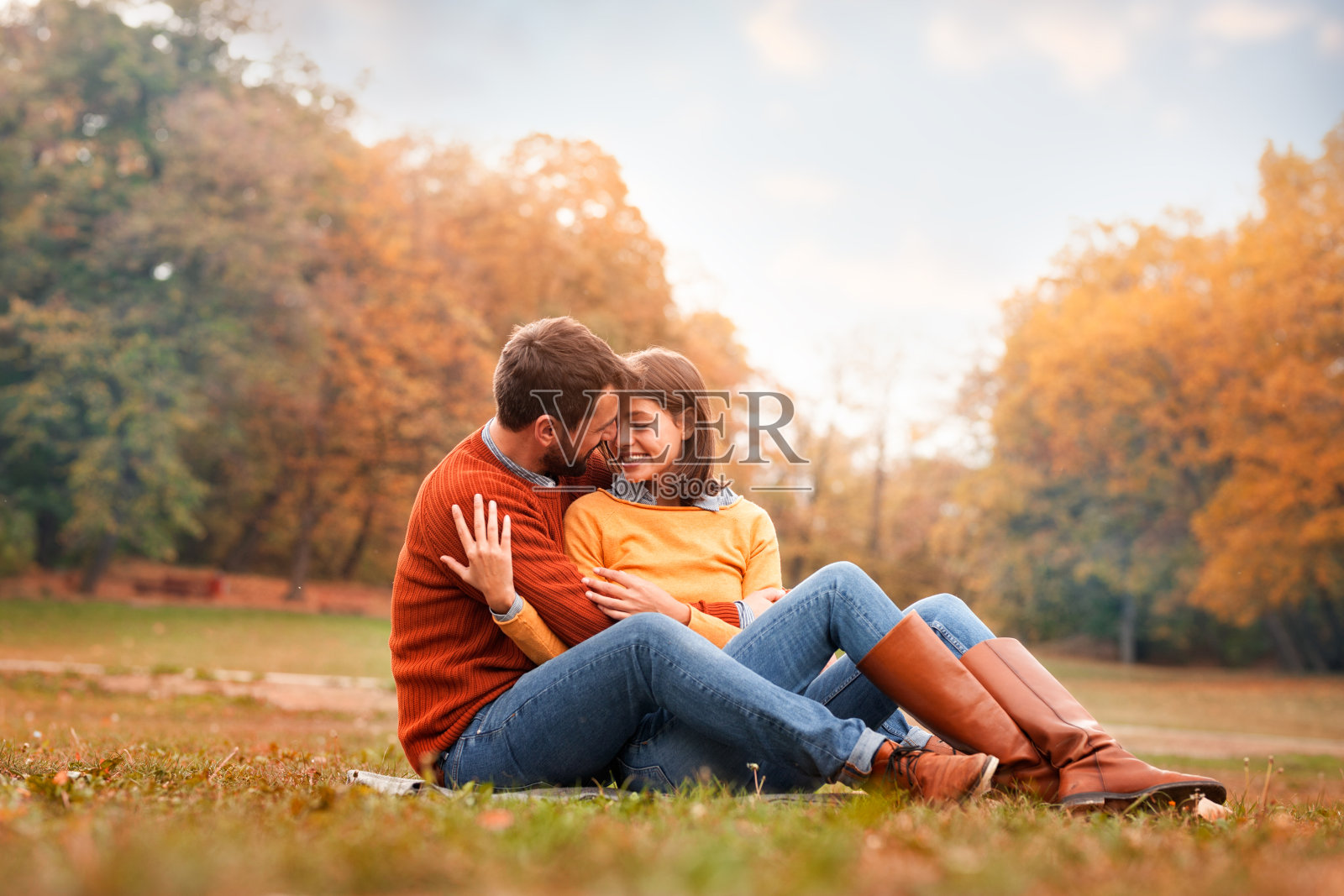 幸福浪漫的情侣在秋天的一天亲吻照片摄影图片