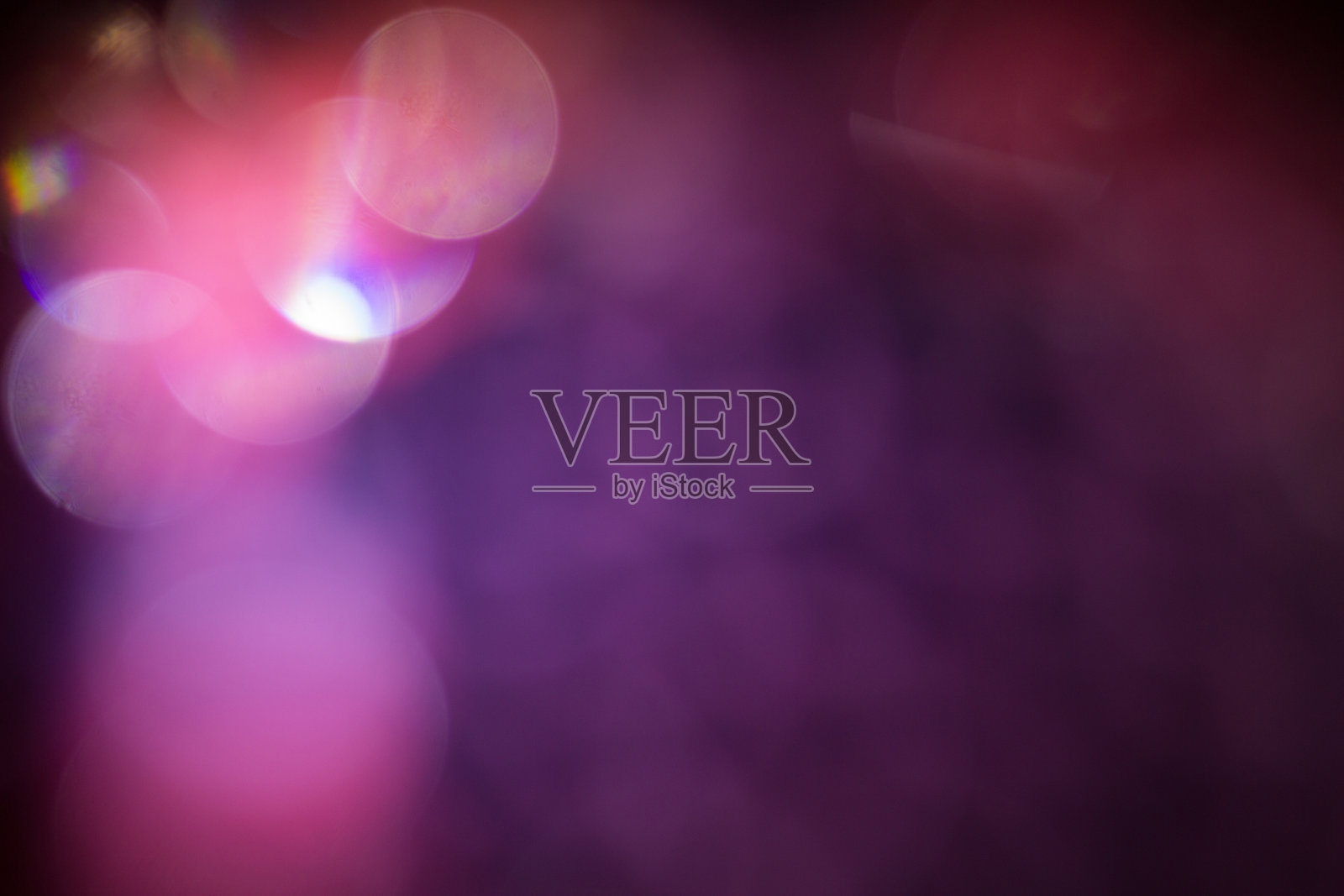 模糊的散焦强光。镜头光晕。闪闪发光的斑点。黑暗的背景,闪耀照片摄影图片