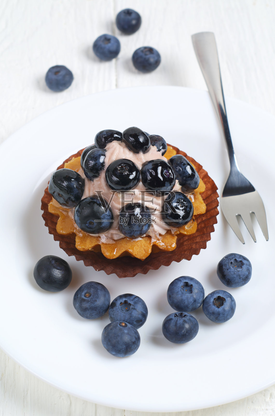 盘子里的蓝莓奶酪蛋糕照片摄影图片