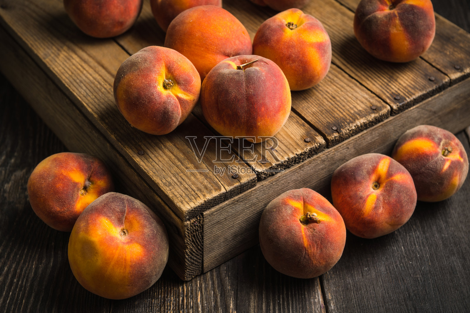 乡村背景上的成熟甜美的桃子照片摄影图片