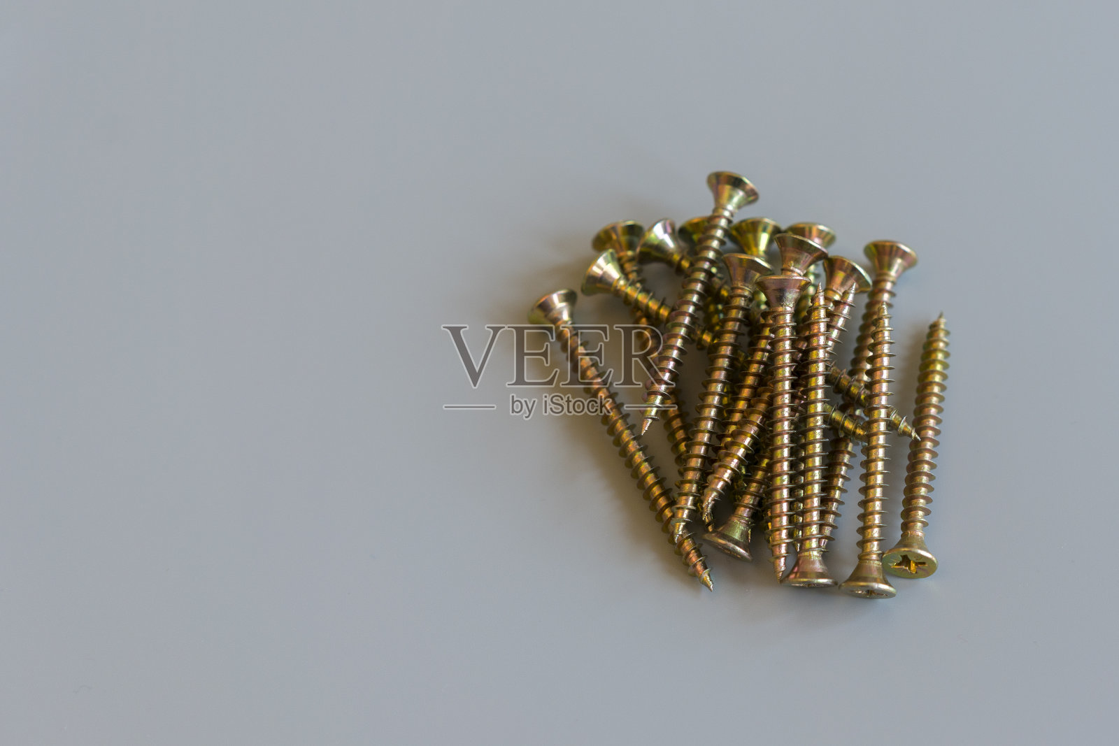 螺丝在灰色背景。维修和保养的概念。本空间照片摄影图片