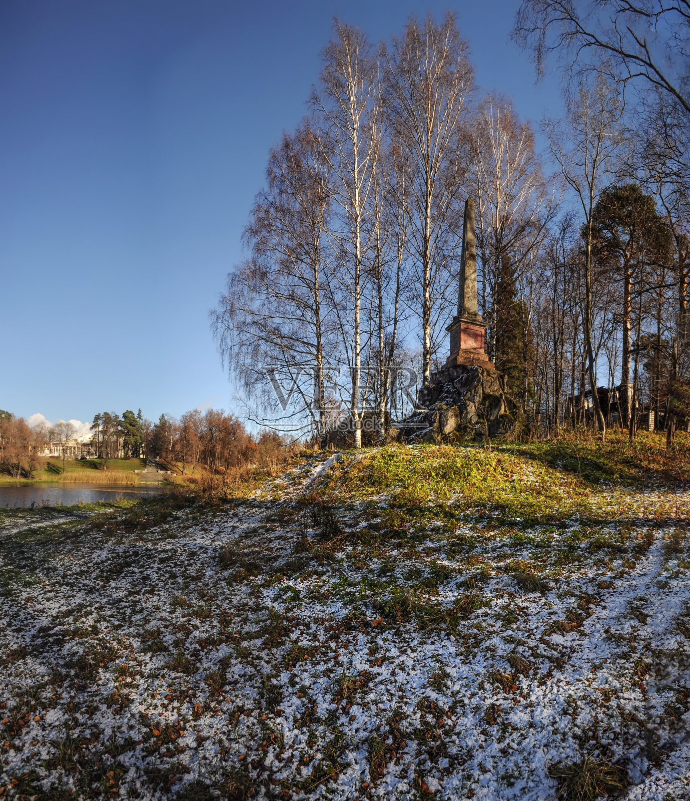 在巴甫洛夫斯克的秋景公园里,霜冻的早晨。照片摄影图片