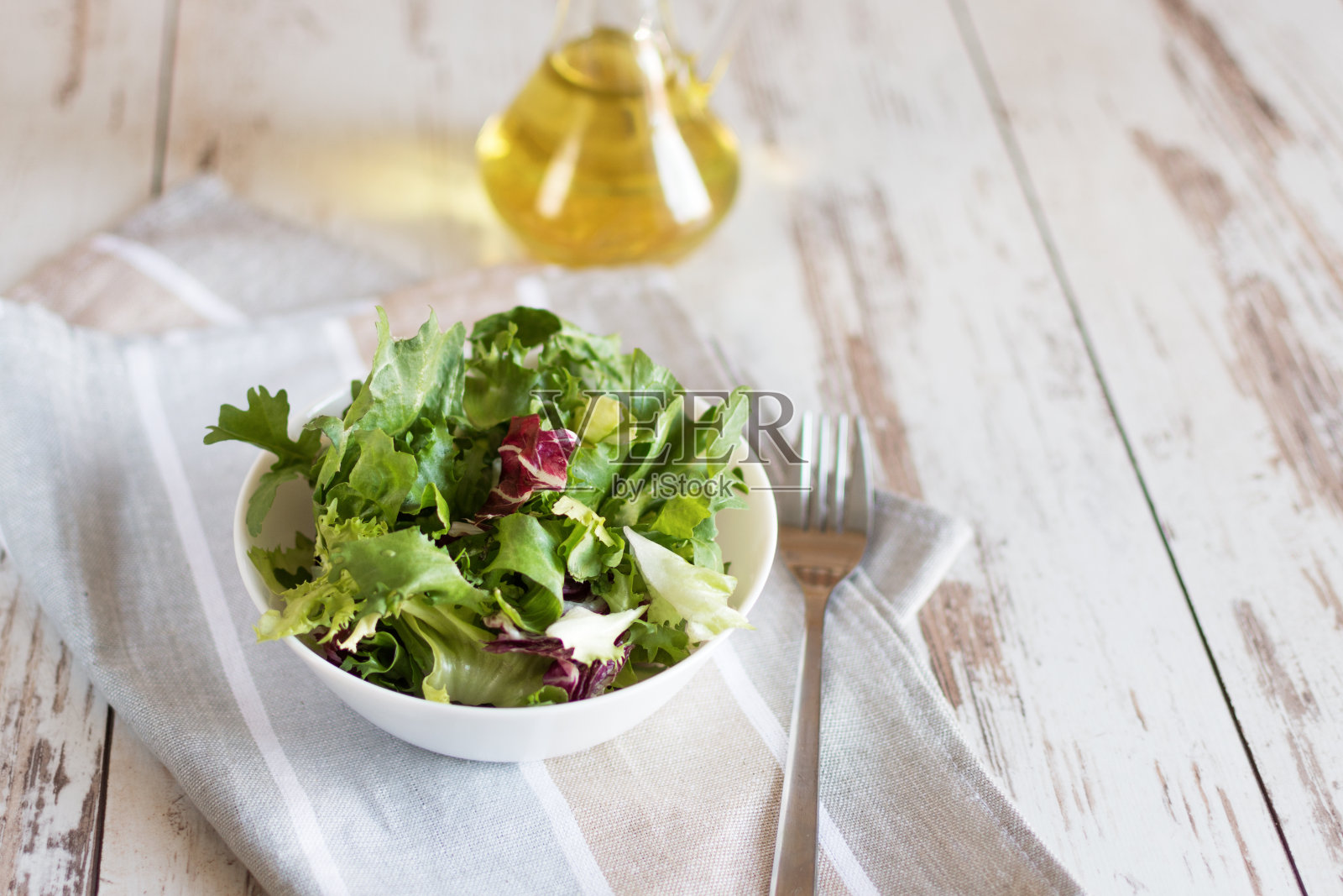 新鲜的绿色沙拉,含有菠菜,芝麻菜,长叶莴苣。照片摄影图片
