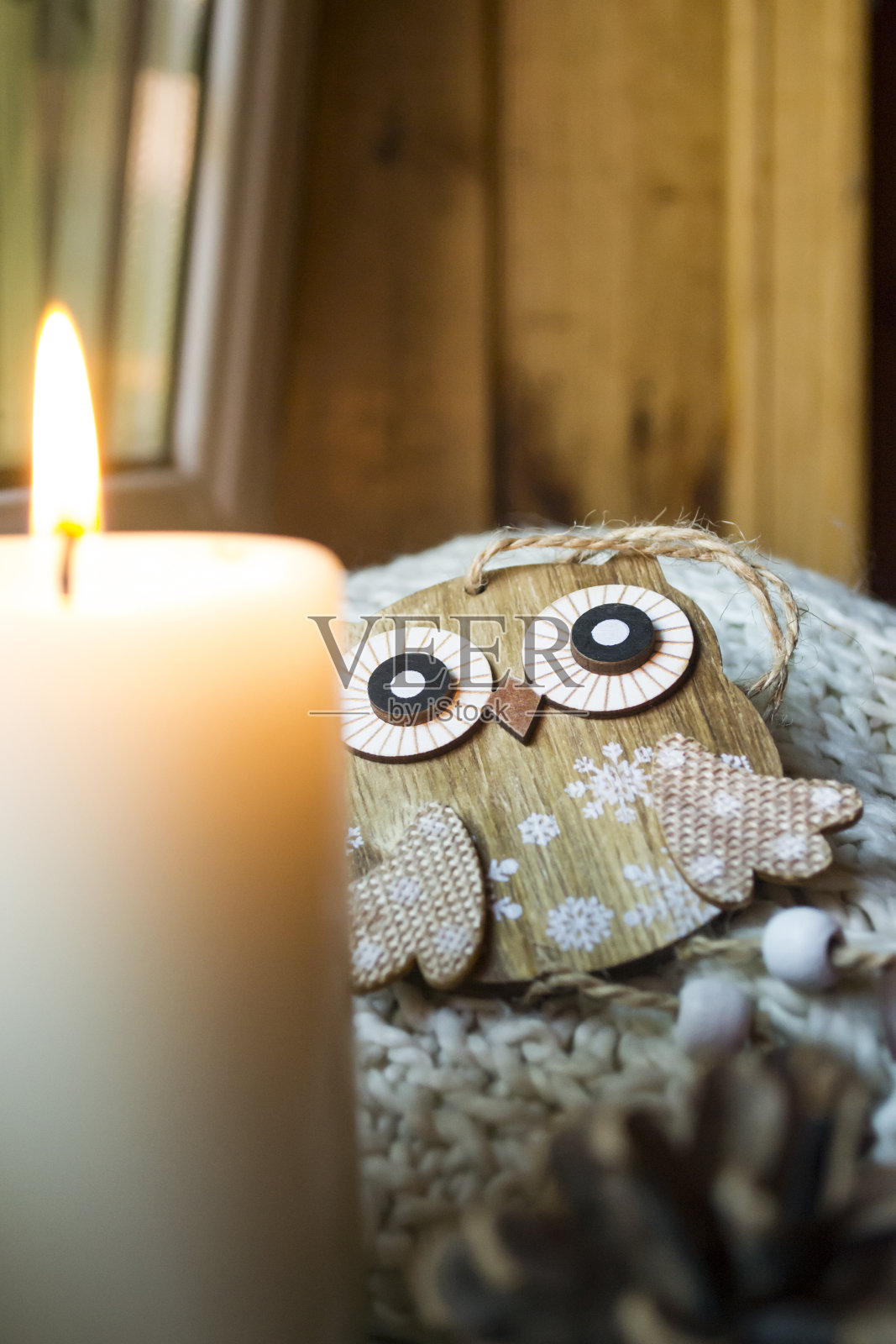 燃烧的蜡烛和圣诞装饰。照片摄影图片