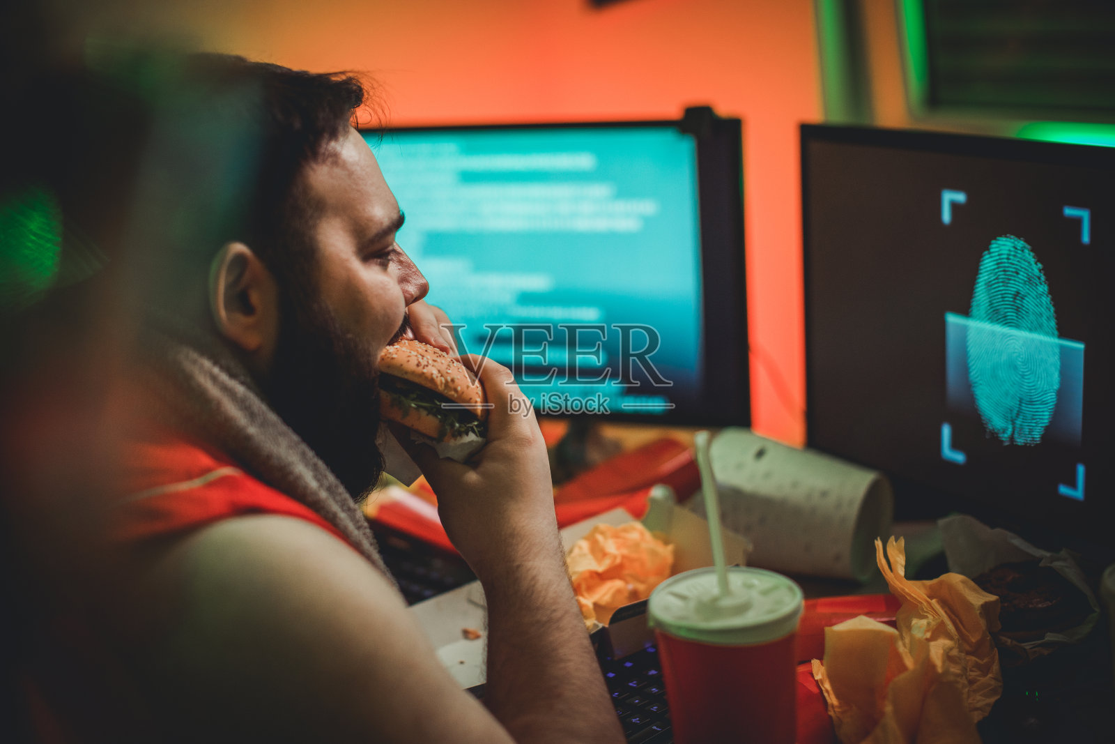 在电脑前吃汉堡喝汽水的胖子照片摄影图片