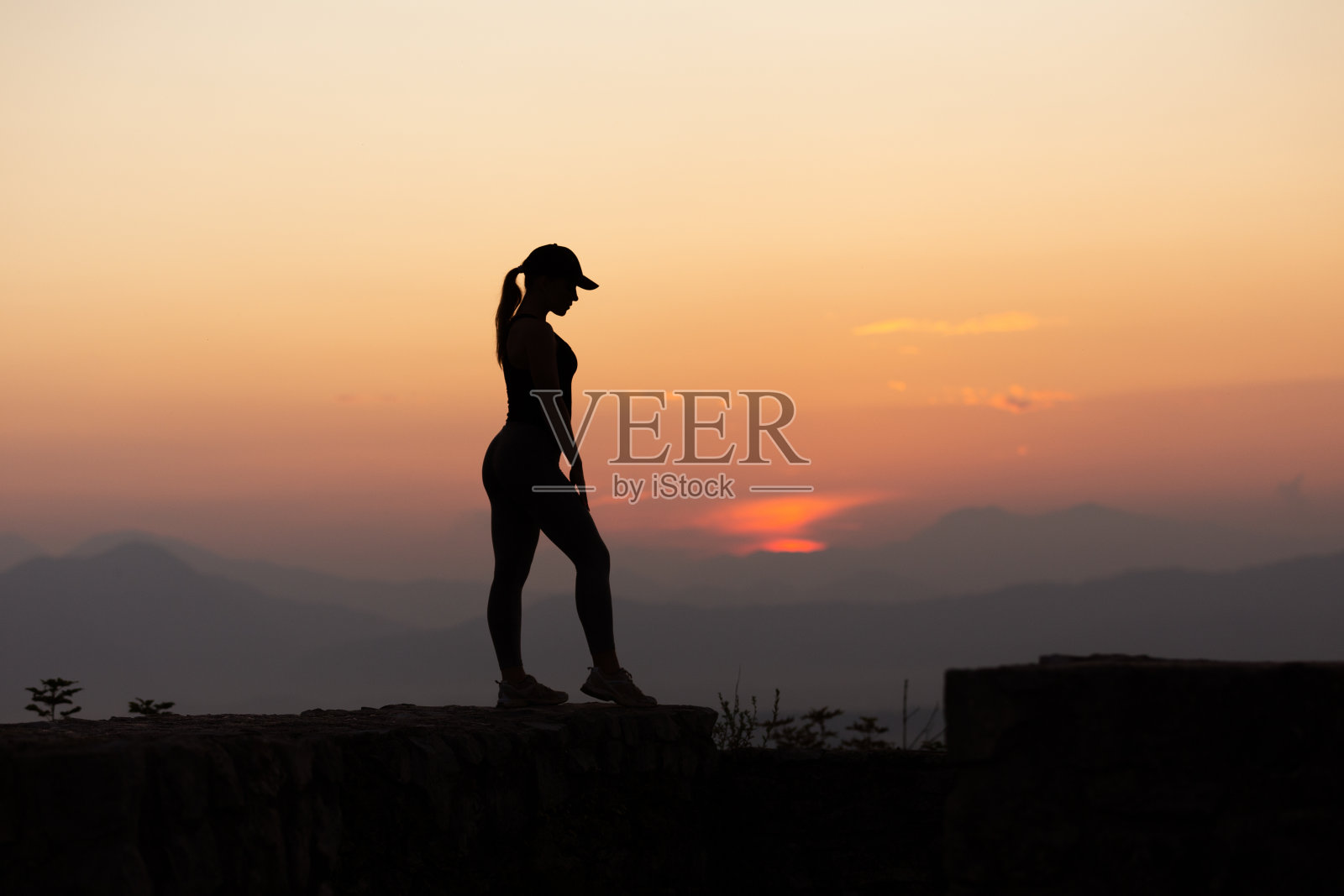 女人看日落照片摄影图片