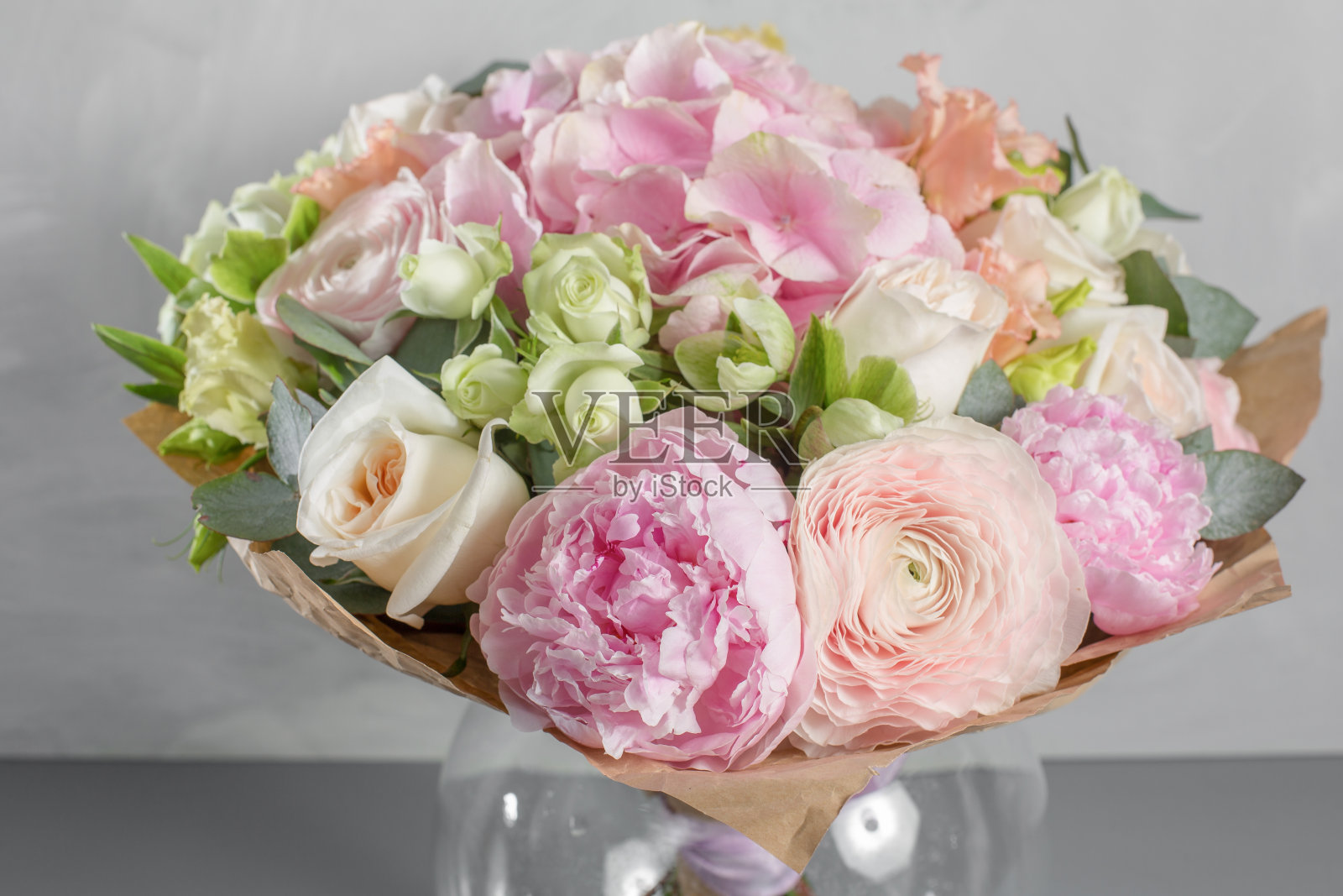 精致,色彩柔和,小而美丽的一束混合鲜花。花店概念。漂亮的新鲜花束。鲜花交付照片摄影图片