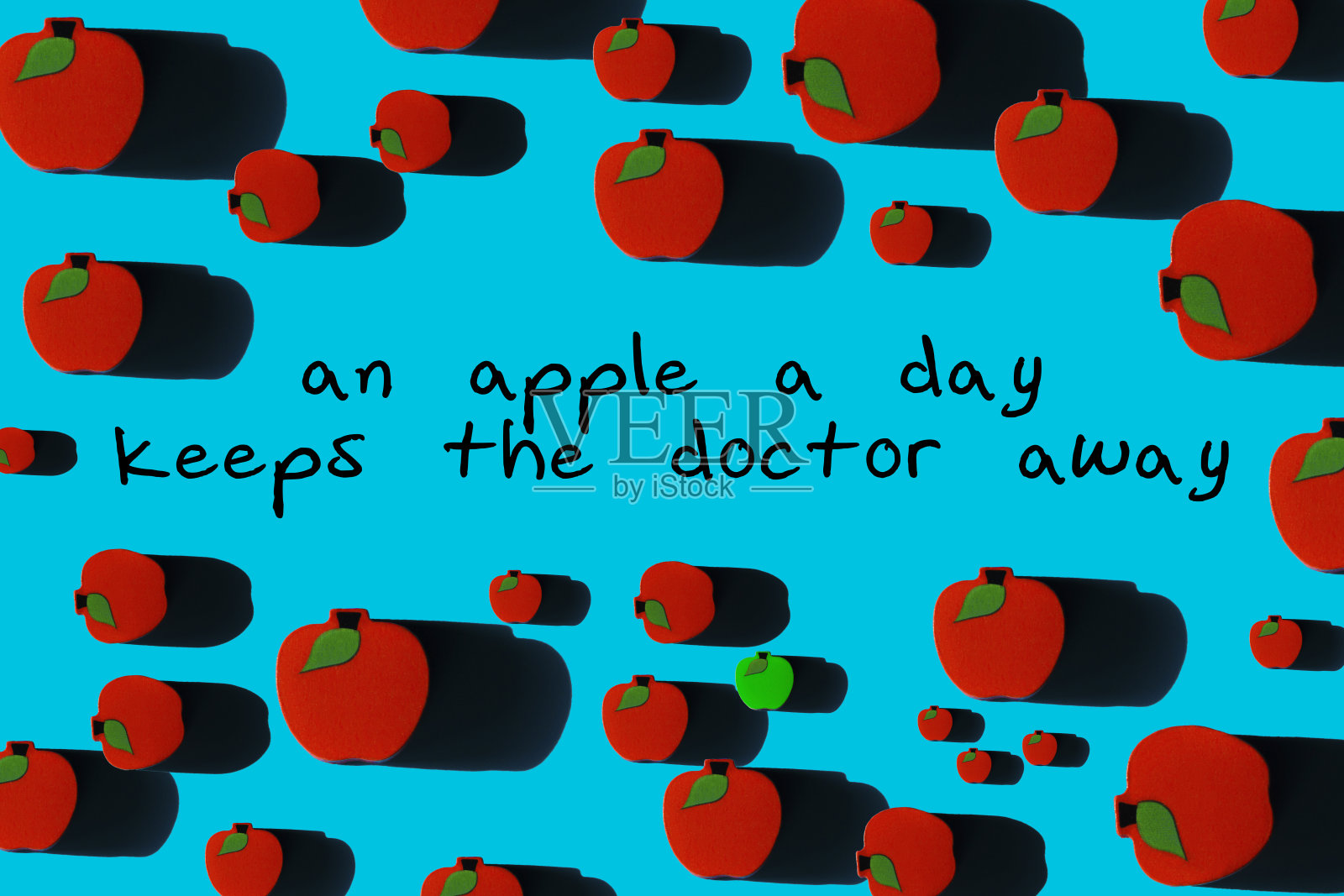 蓝色背景上的红苹果。照片摄影图片