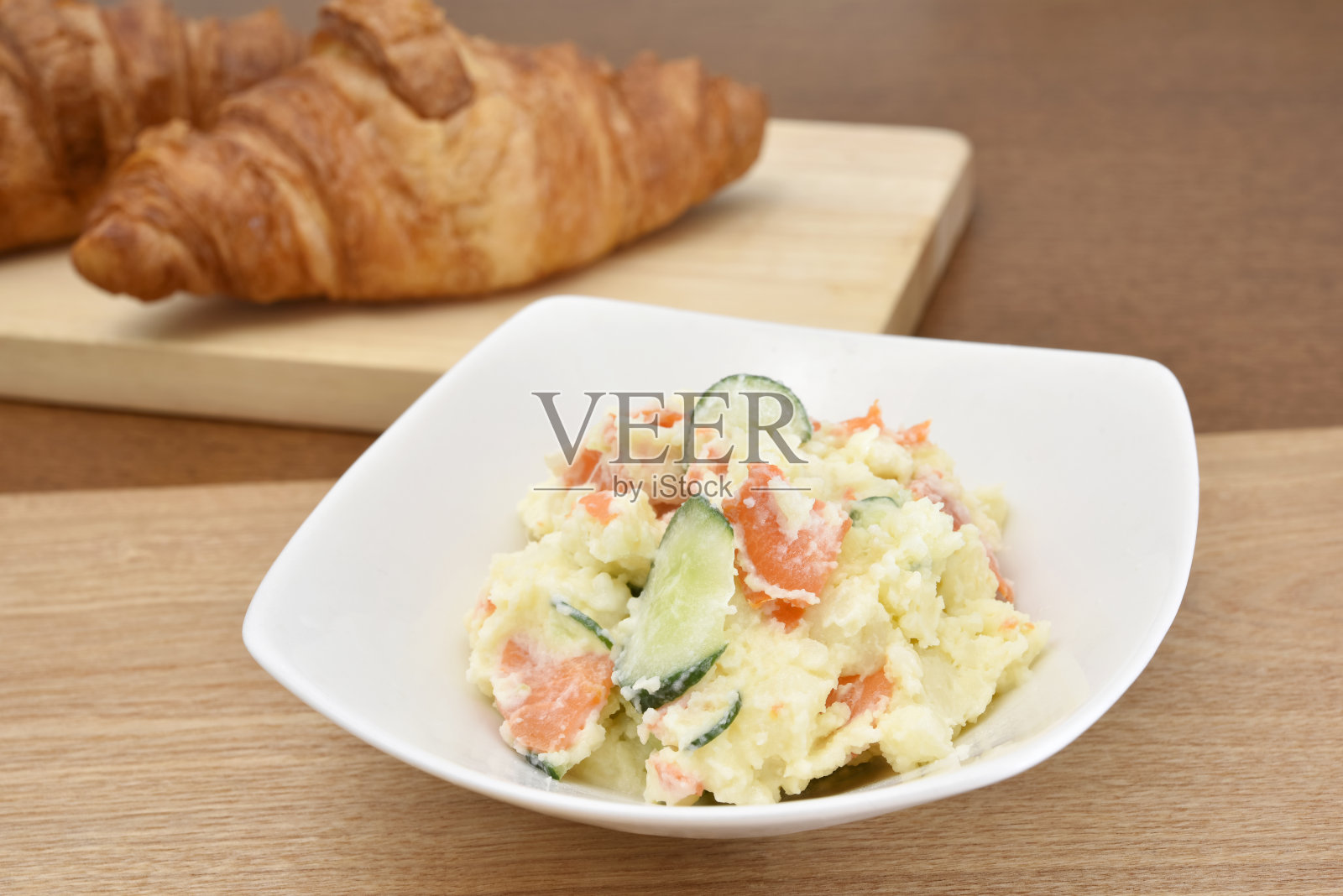 新鲜的土豆沙拉在盘子里照片摄影图片