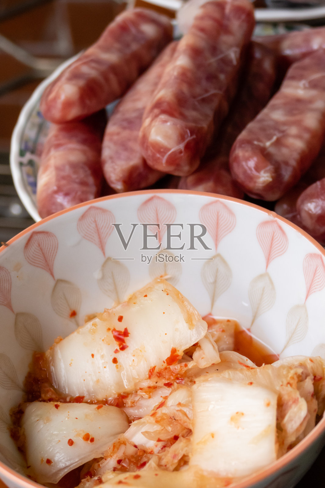 泡菜和香肠放在碗里照片摄影图片