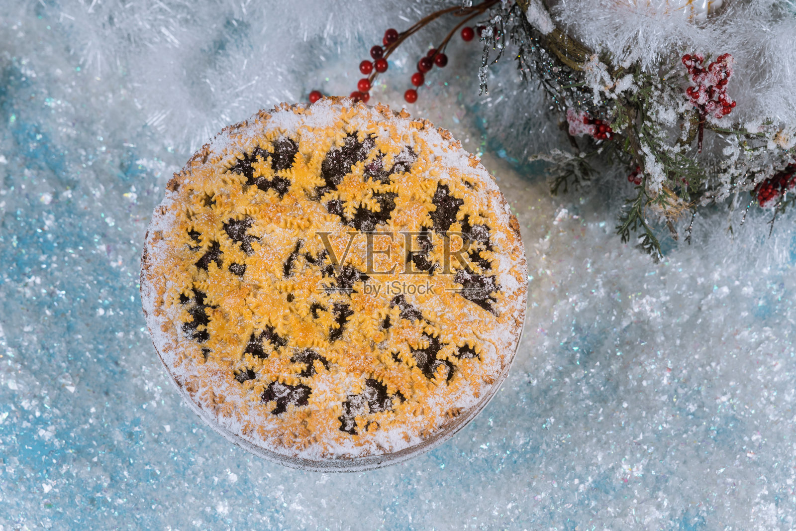 圣诞派和装饰在轻雪的背景。照片摄影图片