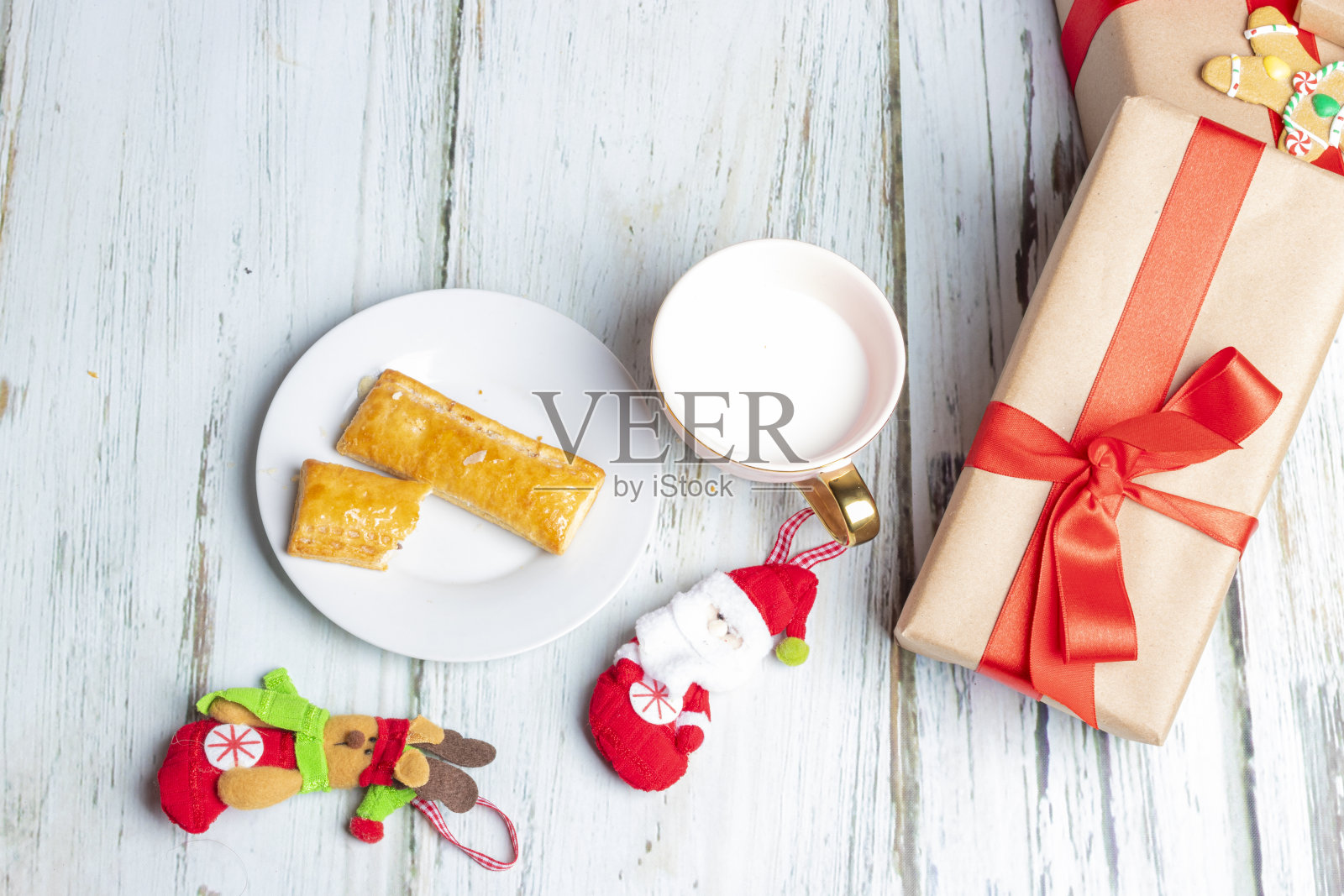 给圣诞老人的饼干和牛奶照片摄影图片