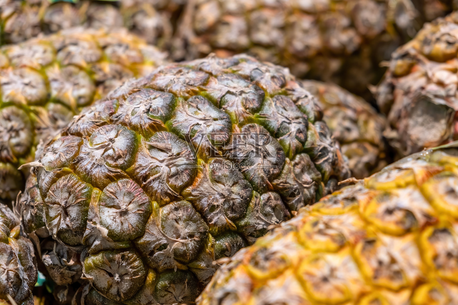 一堆菠萝,特写显示他们的皮肤纹理照片摄影图片