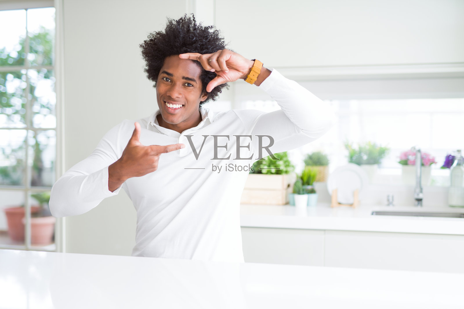 非裔美国人微笑用手和手指做框架与快乐的脸。创意和摄影概念。照片摄影图片