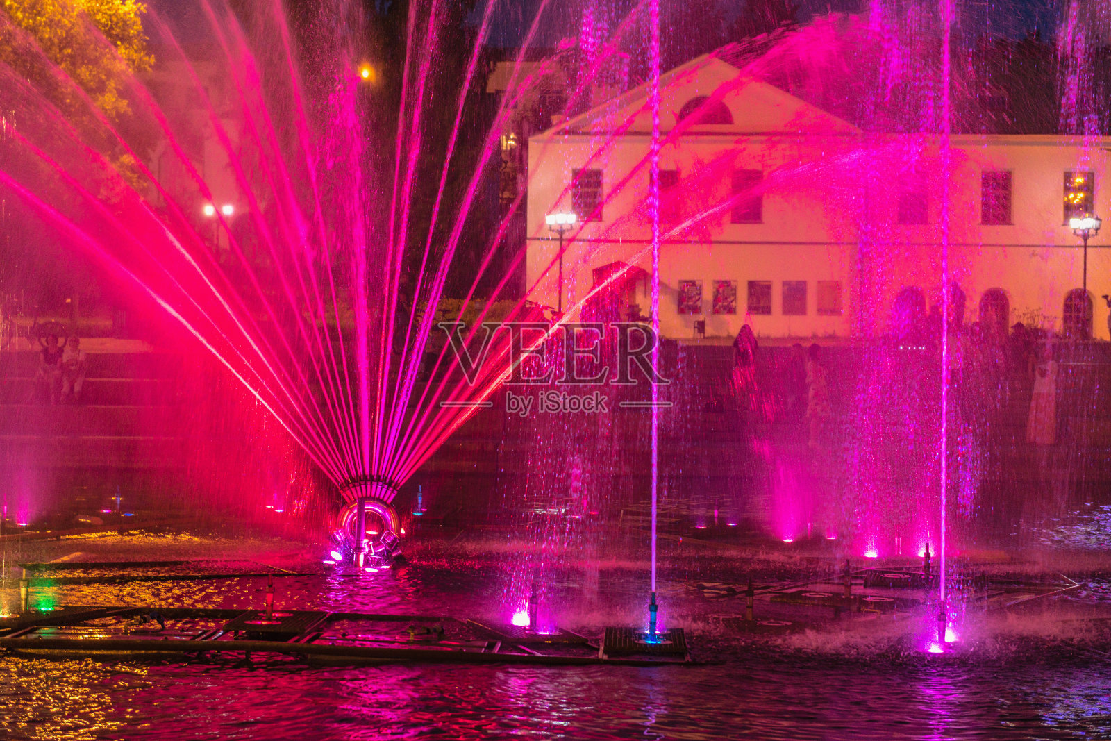 在夜晚的喷泉里被不同的颜色照亮。夏季叶卡捷琳堡市中心,乌拉尔,西亚,俄罗斯照片摄影图片