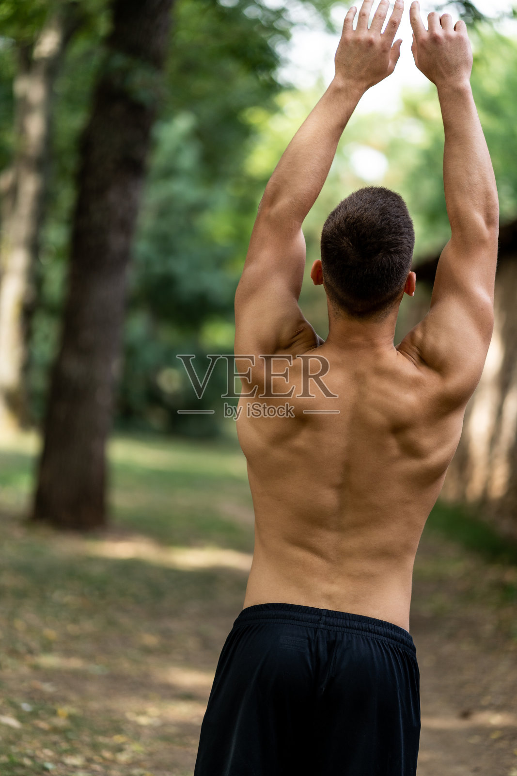 年轻的运动员在城市公园慢跑时休息照片摄影图片