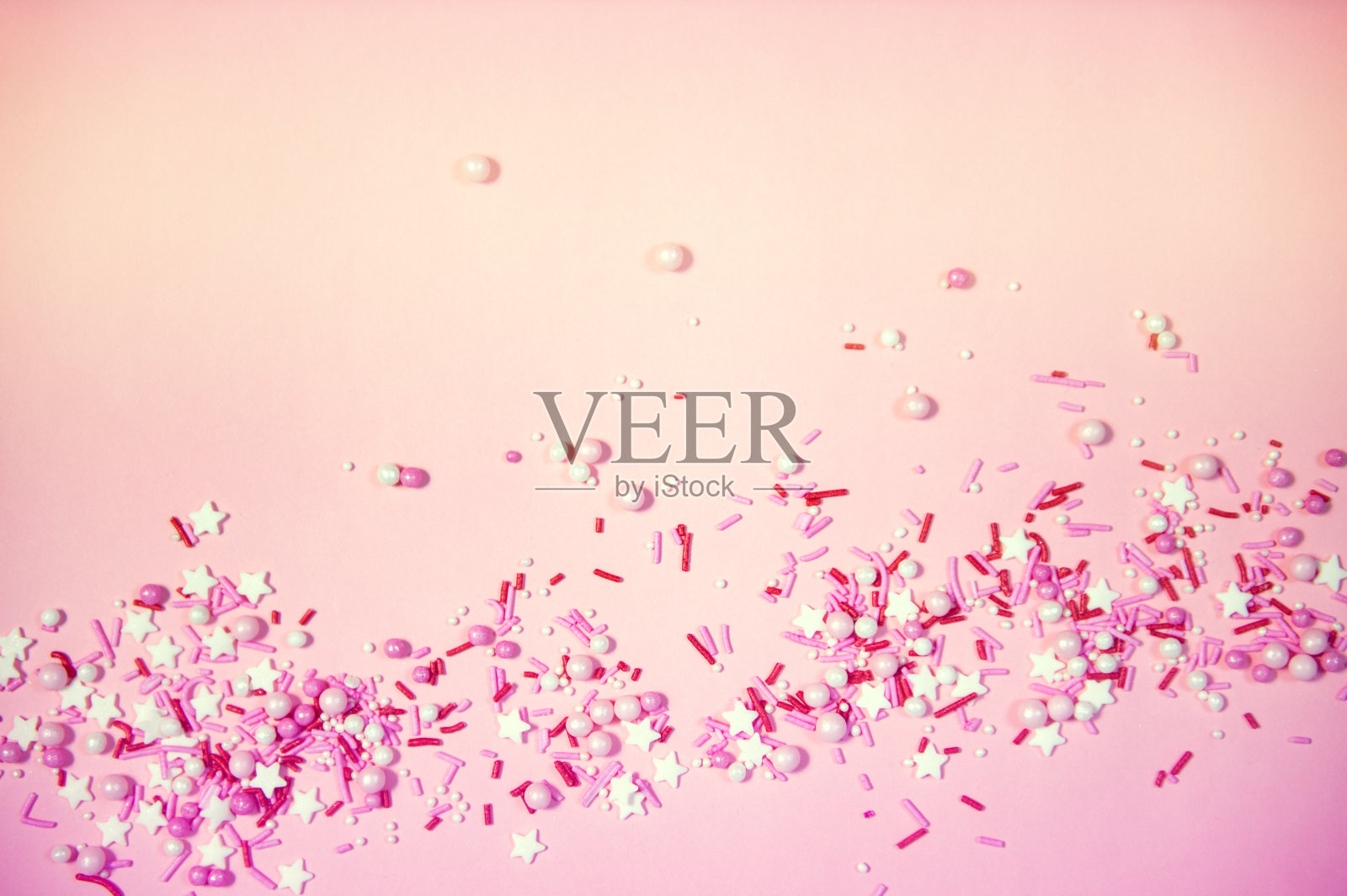 彩色的点缀在粉红色的背景上,顶视图与复制空间照片摄影图片