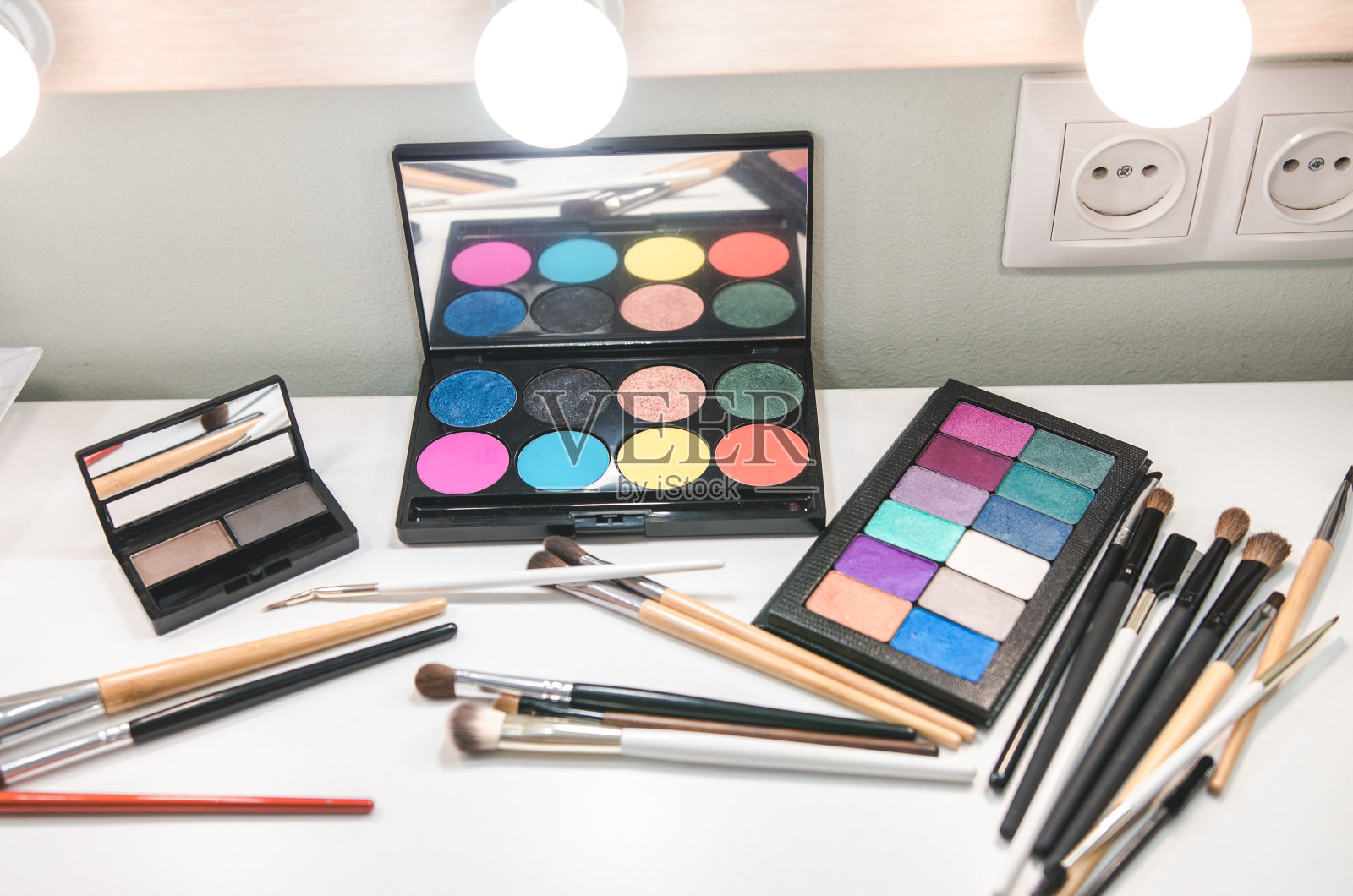 美容工具调色板收集。白色桌子上的画笔照片摄影图片