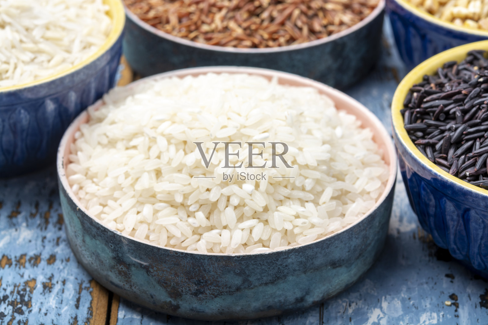 不同类型的大米,白印度香米,茉莉花,阿伯里奥,棕色和黑色照片摄影图片