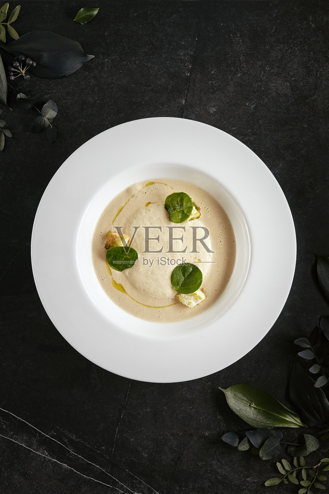 精致的服务白色餐厅盘子奶油卡布奇诺汤与牛肝菌和松露俯视图照片摄影图片